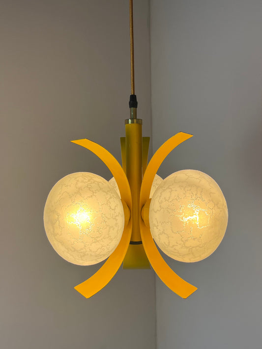 Hängelampe gelb weiß von Richard Essig