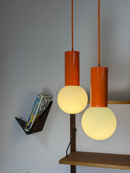 Set: 2x Hängelampe orange mit Opalglas Globus