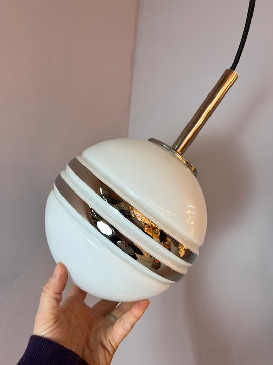 Mittlere Kugellampe weiß silber Glas