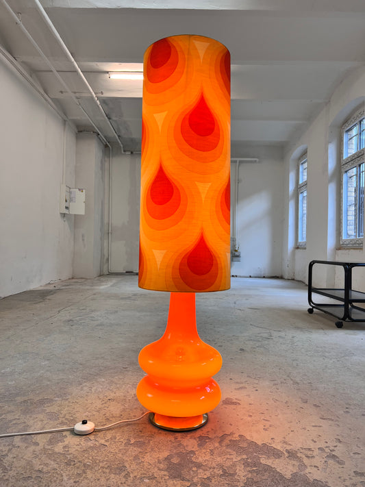 Stehlampe orange mit leuchtendem Glasfuß und 70er Schirm von Pako