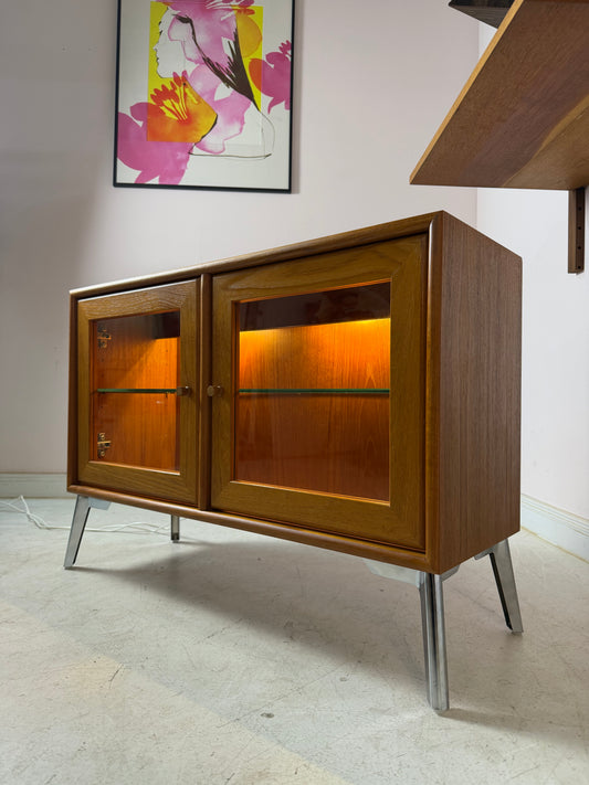 Kleine Vitrine mit Beleuchtung & neuen Chromfüßen von Dyrlund