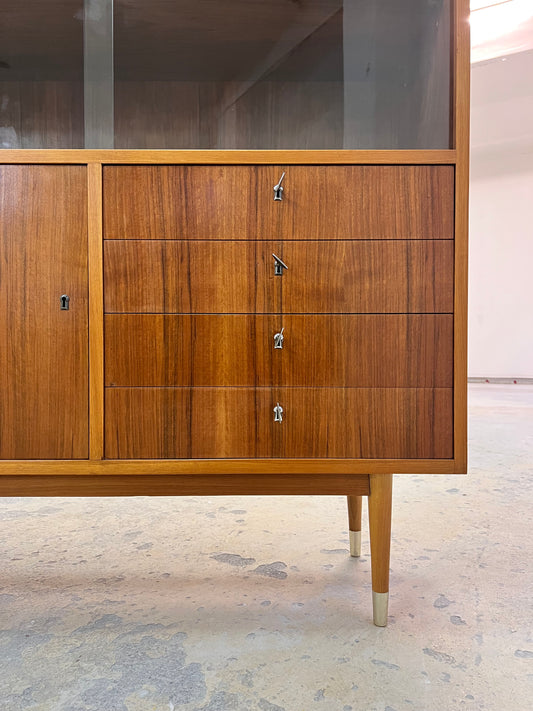 Vitrinenschrank Nussbaum von Deutsche Werkstätten Hellerau