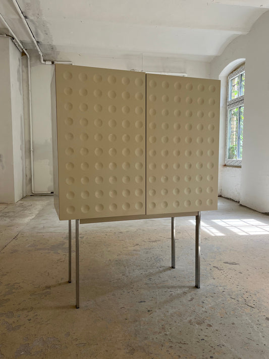 Highboard weiß mit kreisförmigem Reliefmuster & Minibar aus Belgien