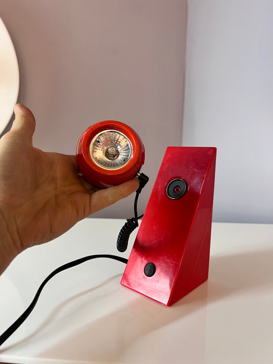 Tischlampe rot mit magnetischem Kugelkopf von Brilliant Leuchten