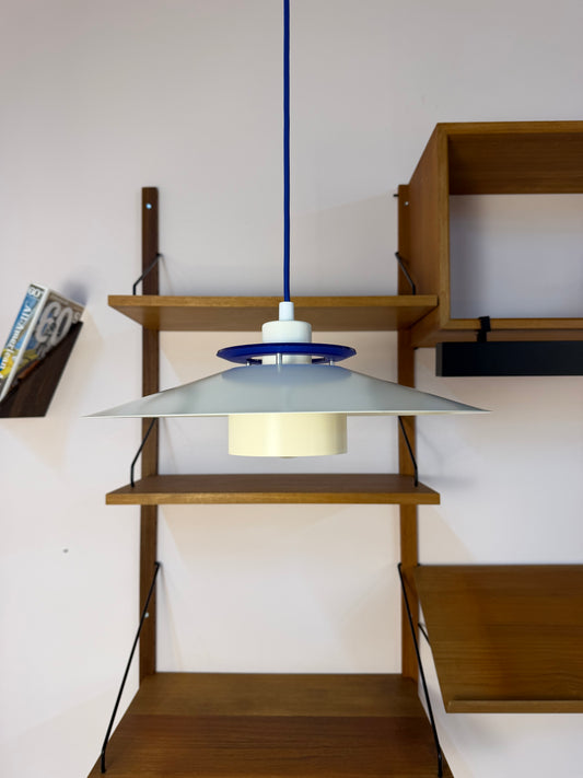 Lamellenlampe weiß mit blauem Akzentring aus Dänemark