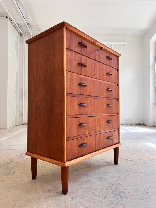 Kommode Teak mit Muschelgriffen & Schloss aus Dänemark