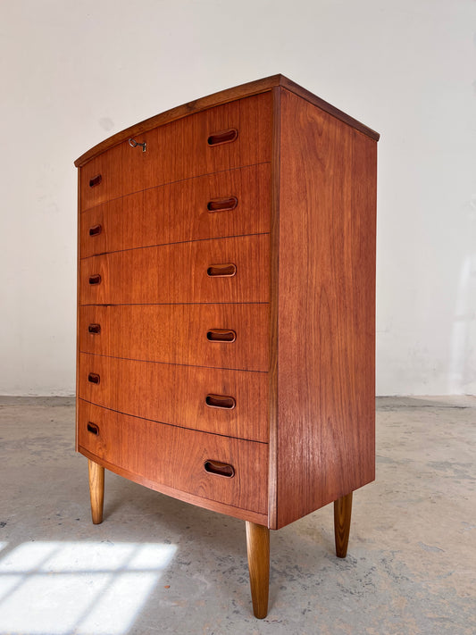 Halbrunde Kommode Teak mit Schloss aus Dänemark