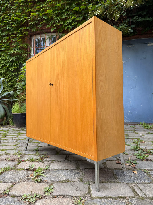 Schrank Typ 605 Esche mit neuen Chromfüßen von Hellerau