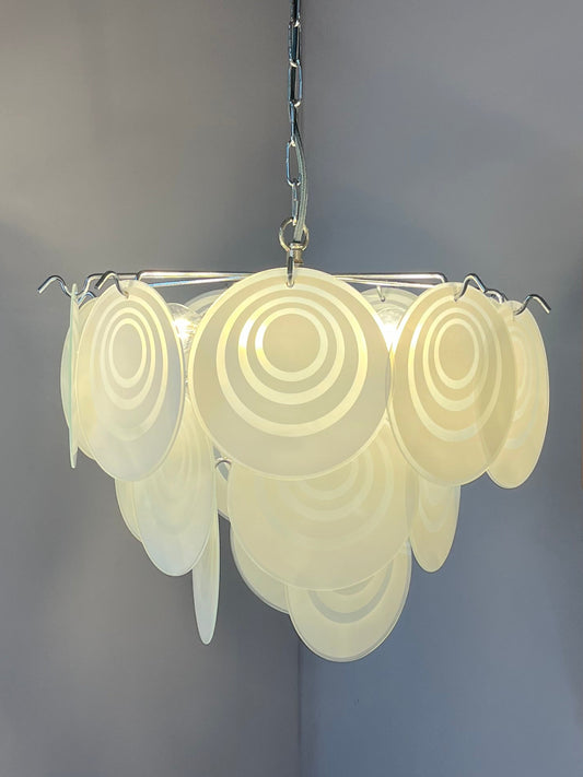 Kronleuchter weiß silber mit Glasscheiben