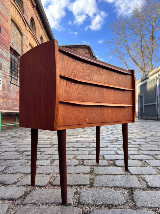 Kleine Kommode / Nachtschrank Teak mit durchgehenden Griffen aus Dänemark