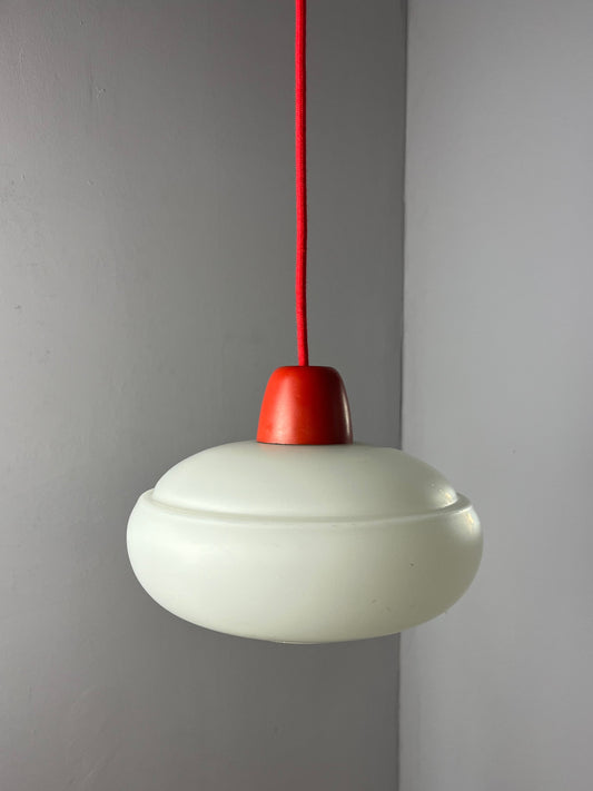 Hängelampe weiß mit rotem Abschluss