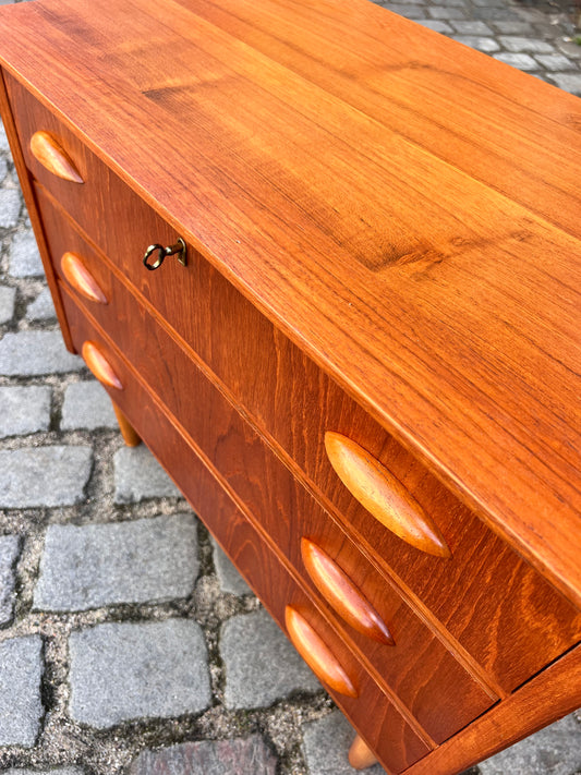 Kleine Kommode mit Muschelgriffen & Schloss aus Dänemark