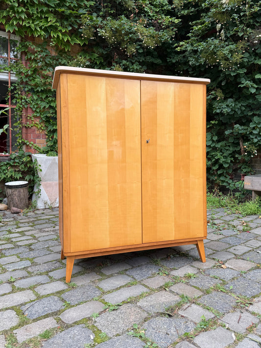 Kleiderschrank Ahorn mit cremefarbener Deckplatte