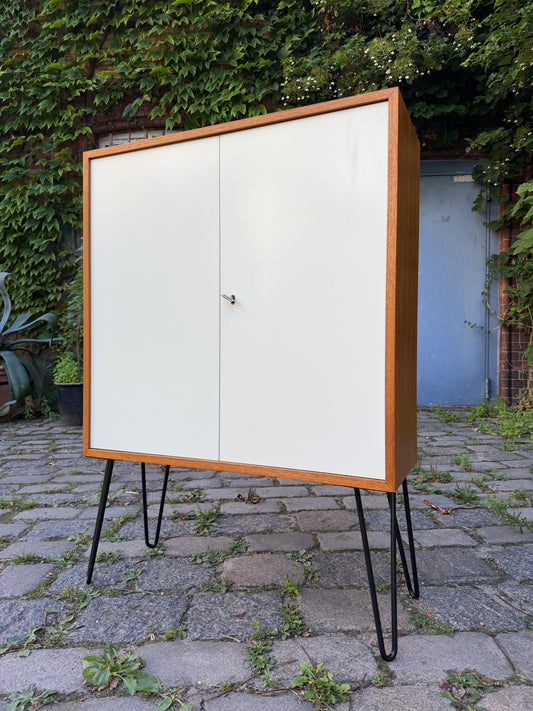 Schrank mit Schloss & neuen Hairpinlegs