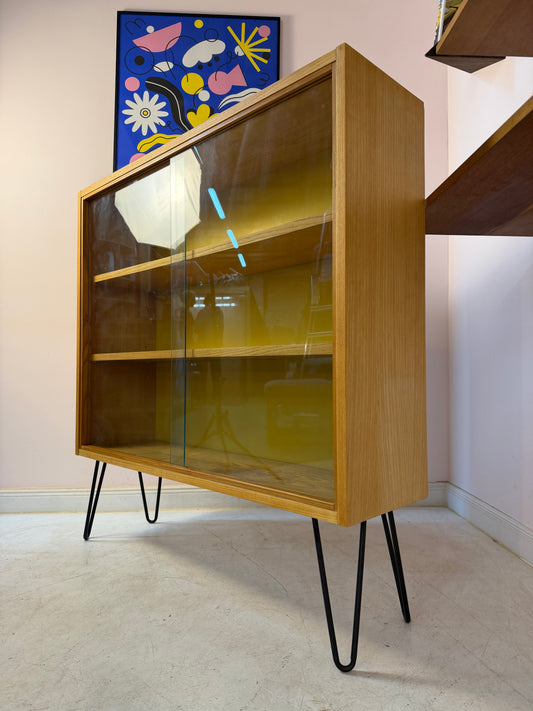 Vitrine Esche mit gelber Rückwand & neuen Hairpinlegs von Hellerau