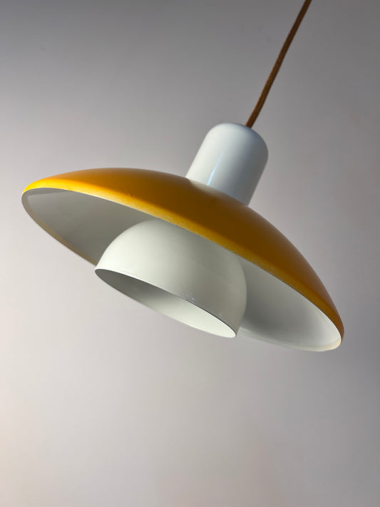 Lamellenlampe Typ 827 teils neu lackiert gelb weiß von Horn