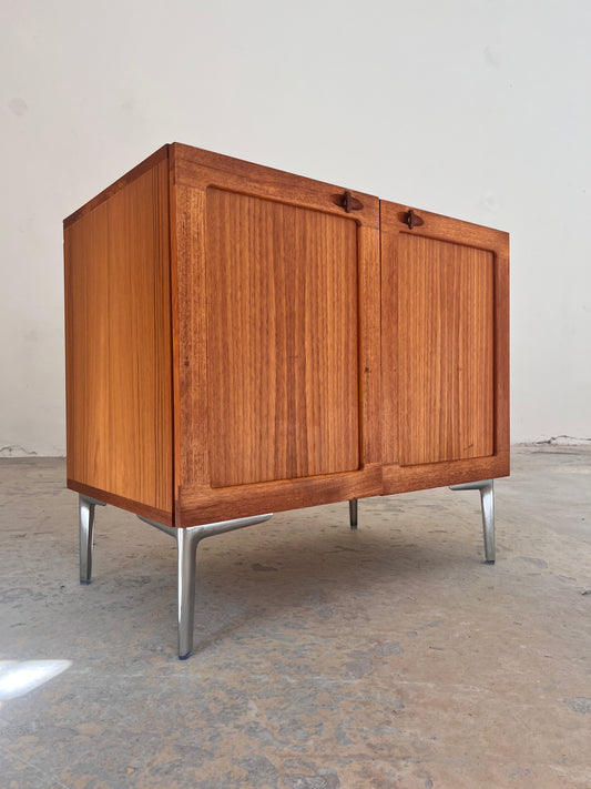 Kommode Teak mit Flügeltüren & neuen Chromfüßen von H. W. Klein