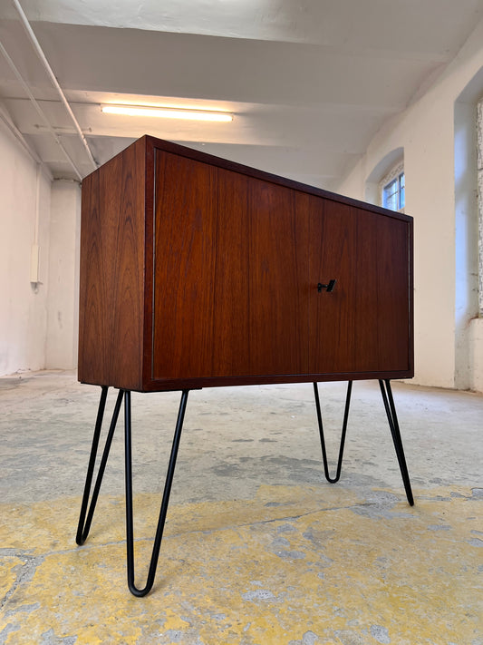 Schmale Kommode Teak auf Hairpinlegs aus Dänemark