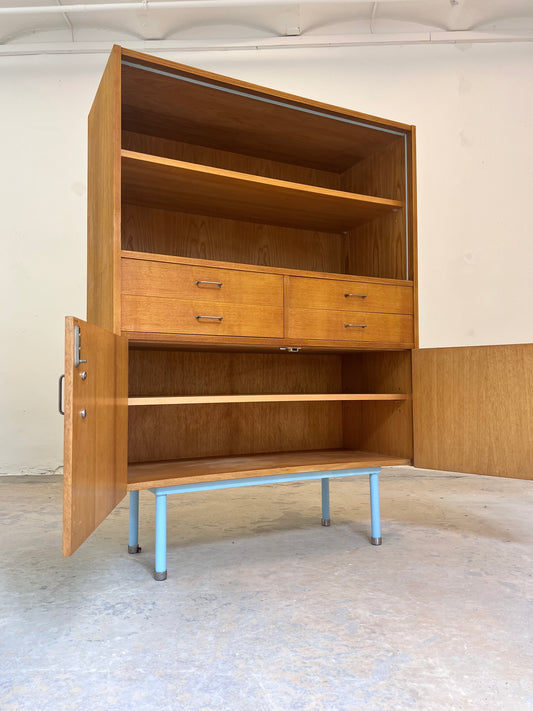 Schrank Typ 426/F Esche ohne Glastüren mit neu lackiertem Gestell von Hellerau