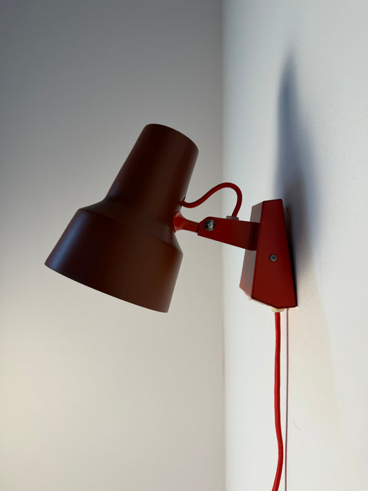 Wandlampe rot neu lackiert von Luxo