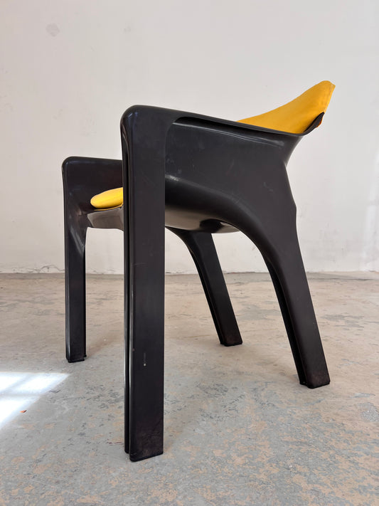 Armlehnstuhl Modell Gaudi braun gelb von Vico Magistretti für Artemide