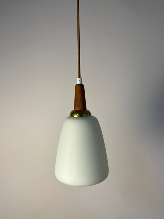 Hängelampe Opalglas mit Teak & Messing Kabelführung aus Dänemark