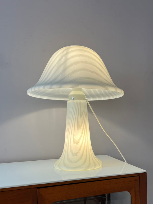 Mushroom Tischlampe weiß mit Zebramuster von Peill & Putzler