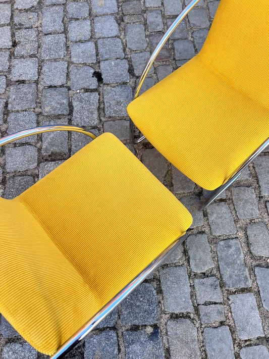 Freischwinger „Lens“ senfgelb Cord & Chrom von Giovanni Offredi für Saporiti Italia