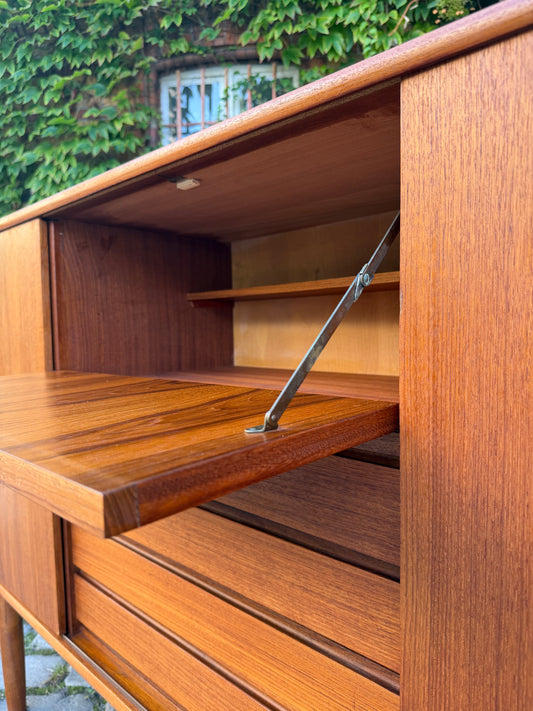 Highboard Teak mit Klappfach & Schiebetüren auf Dänemark