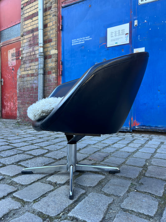 Cocktailsessel Kunstleder mit beigem Fellkissen