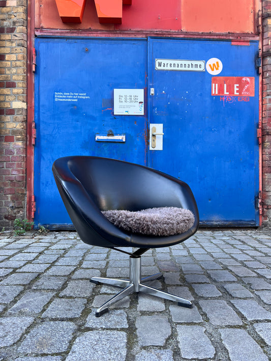 Cocktailsessel Kunstleder mit grauem Fellkissen