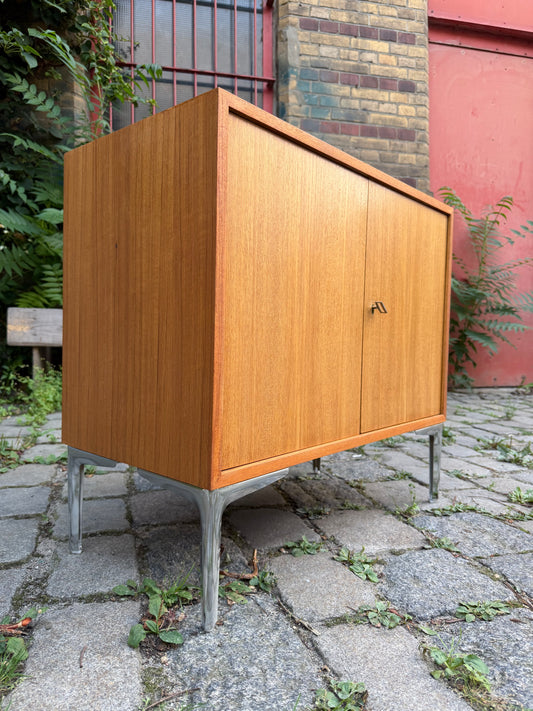 Kleines Sideboard mit abschließbaren Türen auf Chromfüssen