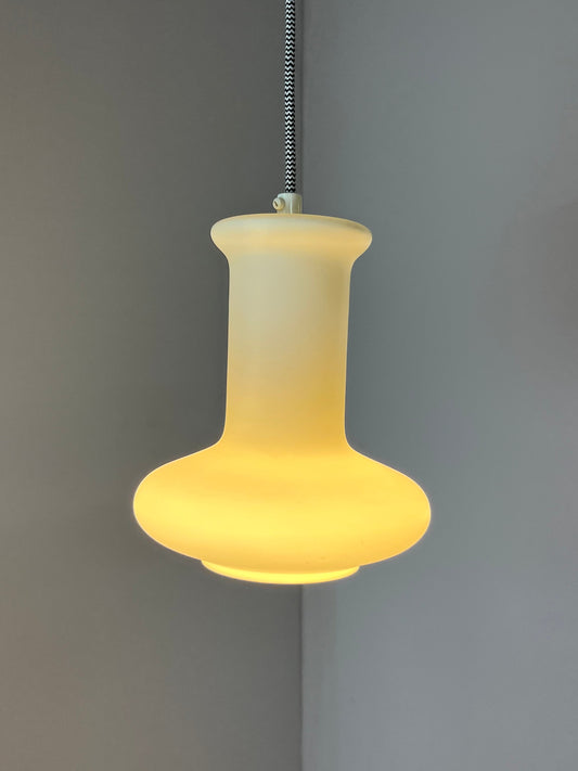 Hängelampe weiß Opalglas von Lightskaer Lighting