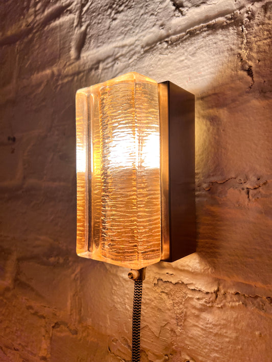 Wandlampe bernsteinfarben Eisglas & Messing von Vitrika