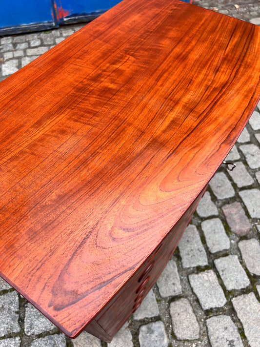 Kommode Teak mit gerundeter Front aus Dänemark