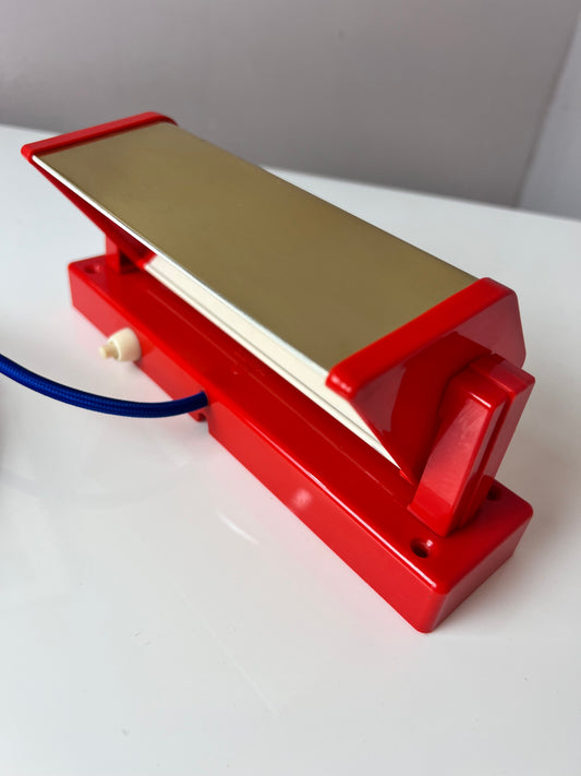 Wandleuchte rot gold von Lyfa Dänemark