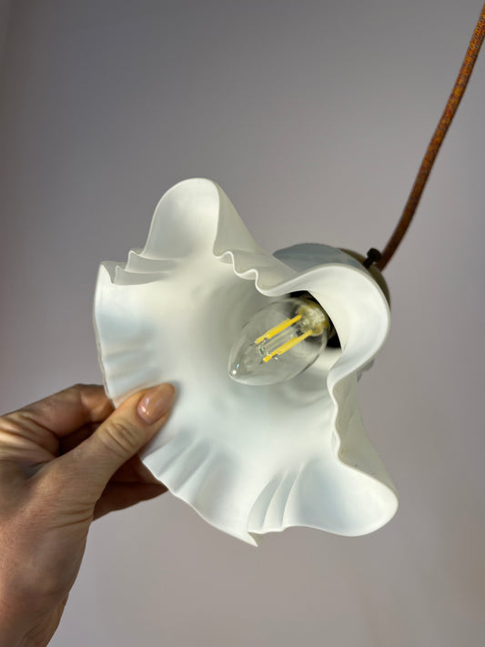 Blumenlampe Milchglas Messing aus Dänemark
