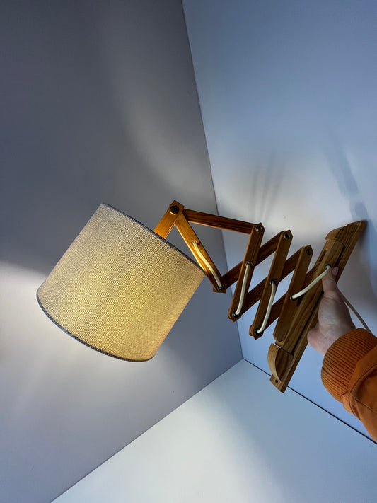 Scherenlampe beige Holz von Le Klint