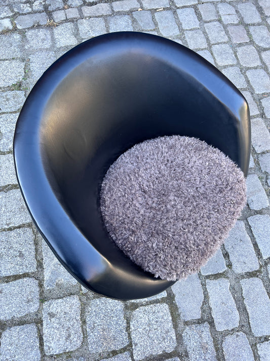 Cocktailsessel Kunstleder mit grauem Fellkissen