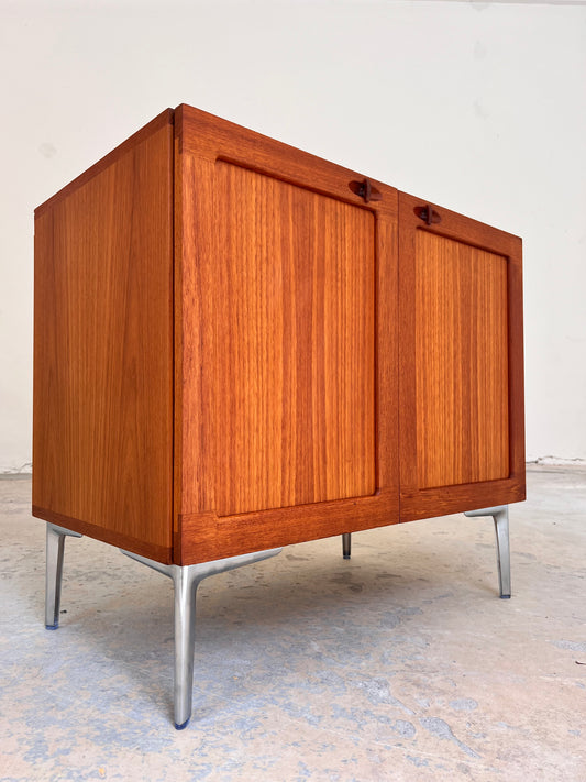 Kommode Teak mit Flügeltüren & neuen Chromfüßen von H. W. Klein für Bramin
