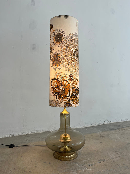 Stehlampe mit Rauchglasfuß und floralem Schirm