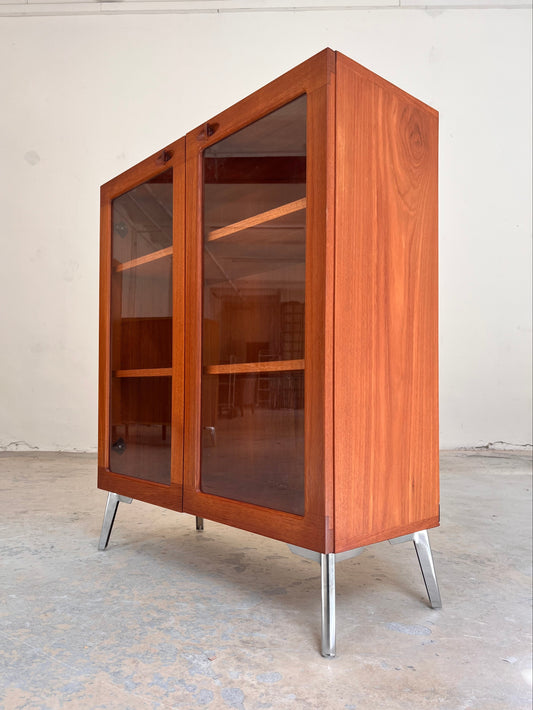 Vitrinenschrank Teak mit neuen Chromfüßen von H.W.Klein für Bramin