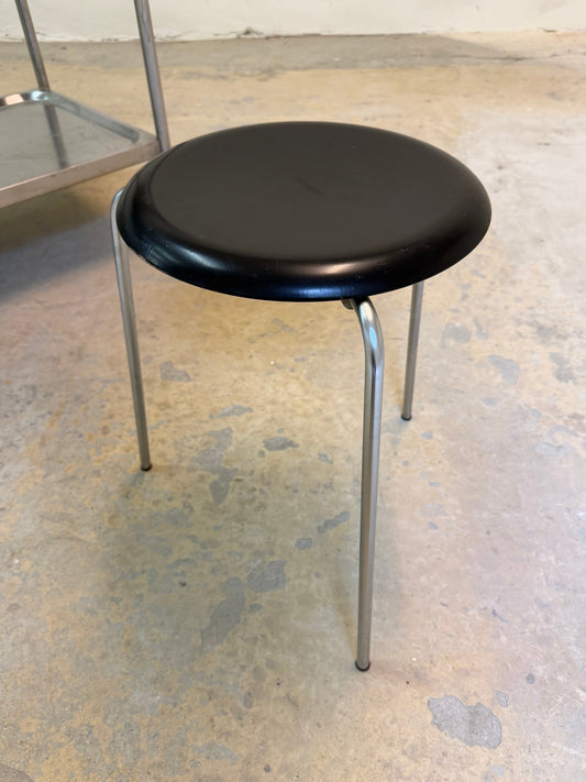 Tripod Dot Hocker schwarz Chrom von Arne Jacobsen für Fritz Hansen