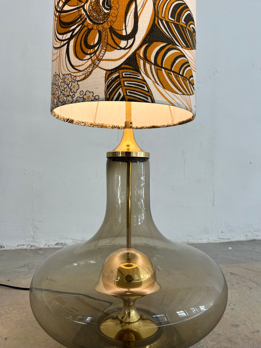 Stehlampe mit Rauchglasfuß und floralem Schirm