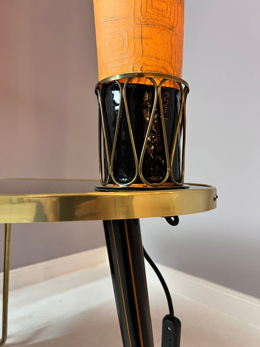 Tisch mit Stehlampe