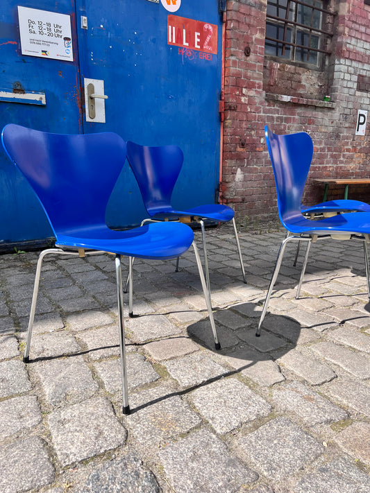 Set: 4x Stuhl Serie 7 Königsblau lackiert von Arne Jacobsen für Fritz Hansen