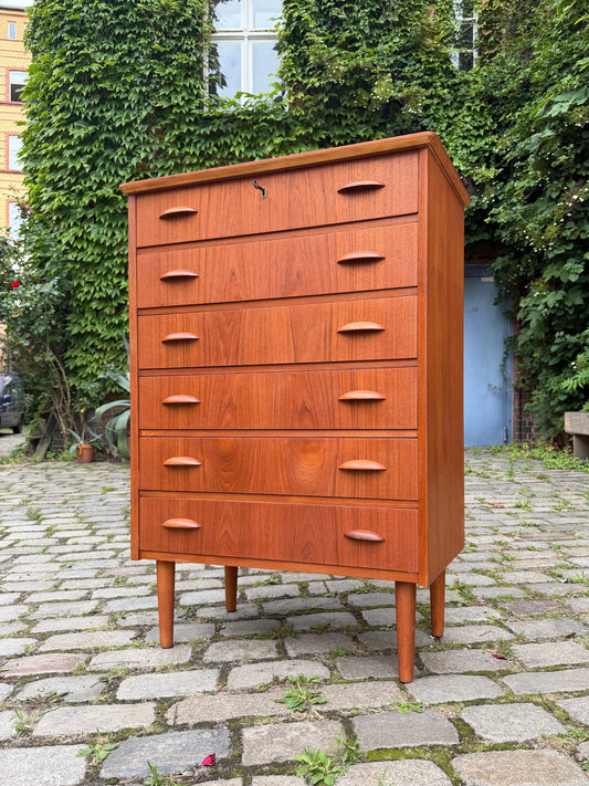 Kommode Teak mit Muschelgriffen & Schloss aus Dänemark