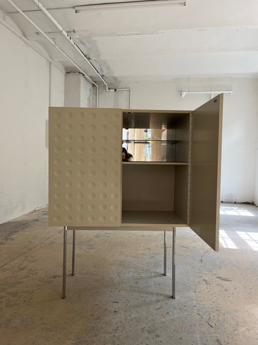 Highboard weiß mit kreisförmigem Reliefmuster & Minibar aus Belgien