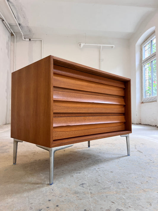 Kommode Nussbaum mit neuen Chromfüßen