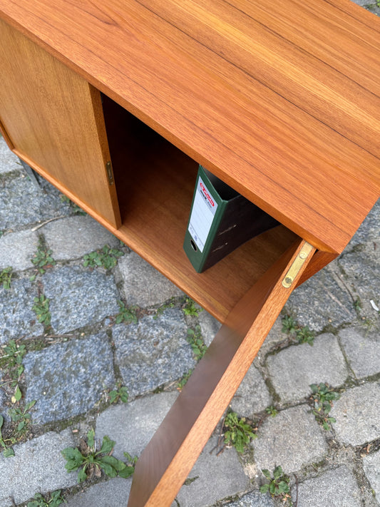 Kleines Sideboard mit abschließbaren Türen auf Chromfüssen